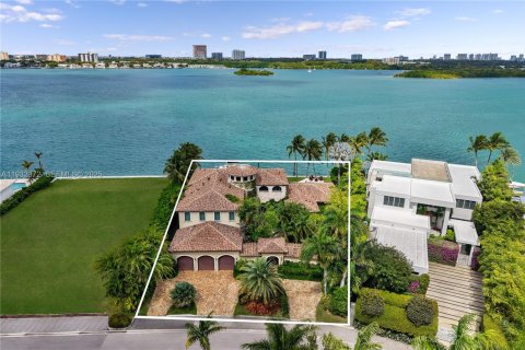 House in Bay Harbor Islands, Florida 7 bedrooms, 744.7 sq.m. № 2152464 - photo 29