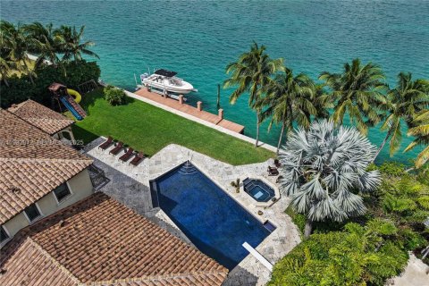 House in Bay Harbor Islands, Florida 7 bedrooms, 744.7 sq.m. № 2152464 - photo 13