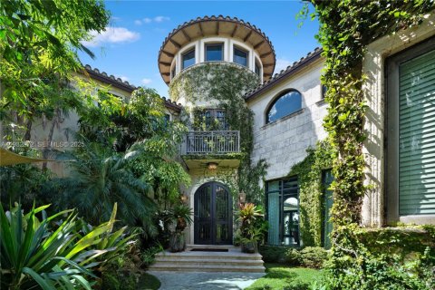House in Bay Harbor Islands, Florida 7 bedrooms, 744.7 sq.m. № 2152464