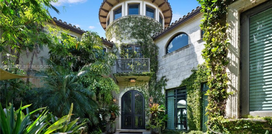 House in Bay Harbor Islands, Florida 7 bedrooms, 744.7 sq.m. № 2152464