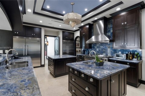 House in Bay Harbor Islands, Florida 7 bedrooms, 744.7 sq.m. № 2152464 - photo 15