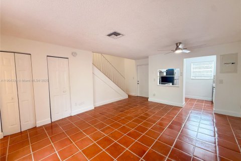 Apartment in Coral Gables, Florida 2 bedrooms, 1263.94 sq.m. № 1954642 - photo 2