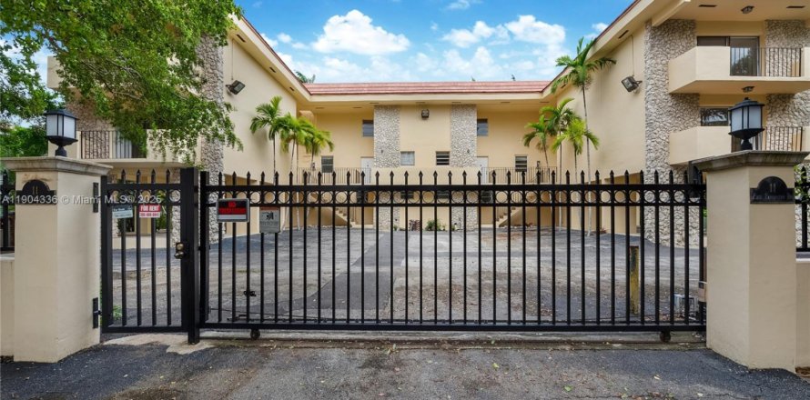 Apartment in Coral Gables, Florida 2 bedrooms, 1263.94 sq.m. № 1954642