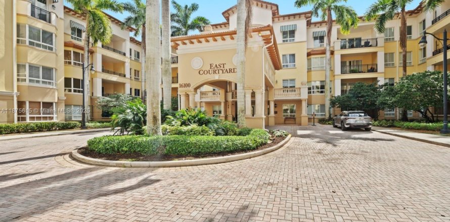 Кондоминиум с 5 комнатами в Уэстон, Флорида № 1980765