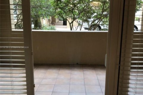 Купить кондоминиум в Уэстон, Флорида 5 комнат, 119.84м2, № 1980765 - фото 2