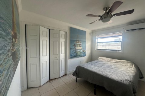 Condo in Miami, Florida, 1 bedroom  № 1929906 - photo 10