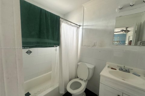 Condo in Miami, Florida, 1 bedroom  № 1929906 - photo 15