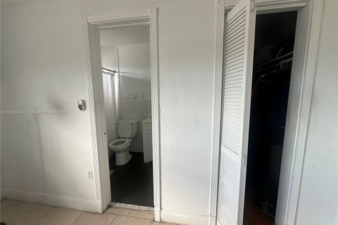 Condo in Miami, Florida, 1 bedroom  № 1929906 - photo 12