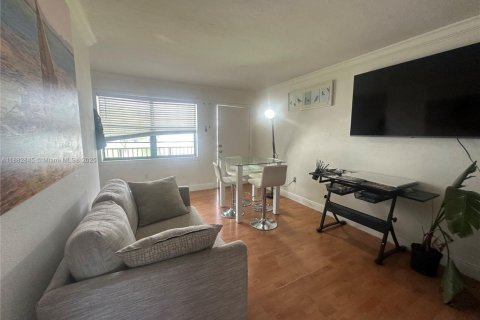 Condo in Miami, Florida, 1 bedroom  № 1929906 - photo 19