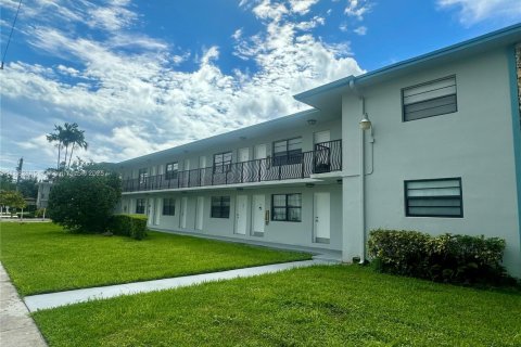 Condo in Miami, Florida, 1 bedroom  № 1929906 - photo 3