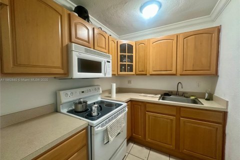 Condo in Miami, Florida, 1 bedroom  № 1929906 - photo 8