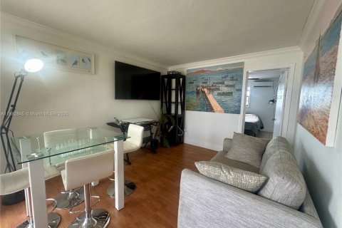 Condo in Miami, Florida, 1 bedroom  № 1929906 - photo 5