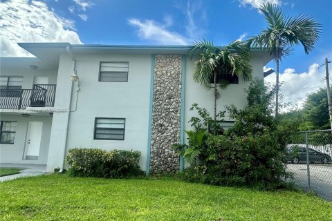 Condo in Miami, Florida, 1 bedroom  № 1929906 - photo 2