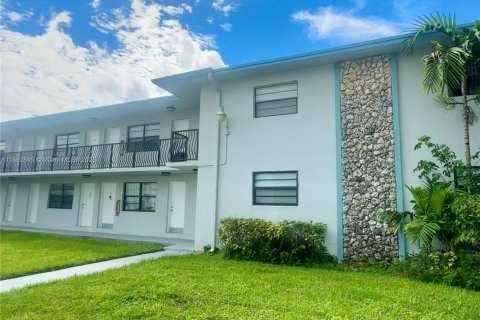Condo in Miami, Florida, 1 bedroom  № 1929906 - photo 1