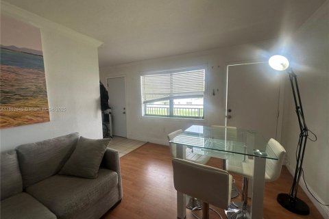 Condo in Miami, Florida, 1 bedroom  № 1929906 - photo 18