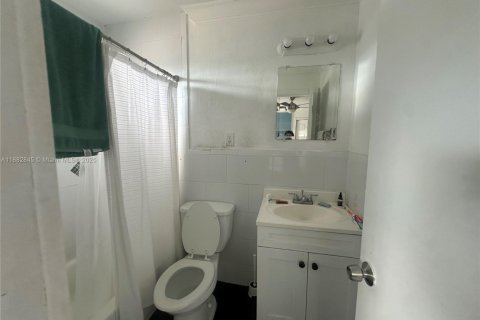 Condo in Miami, Florida, 1 bedroom  № 1929906 - photo 14