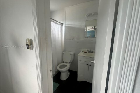 Condo in Miami, Florida, 1 bedroom  № 1929906 - photo 13