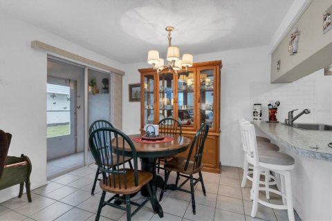 Condo in New Port Richey, Florida, 2 bedrooms  № 1125493 - photo 8