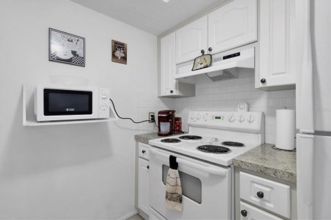 Condo in New Port Richey, Florida, 2 bedrooms  № 1125493 - photo 11