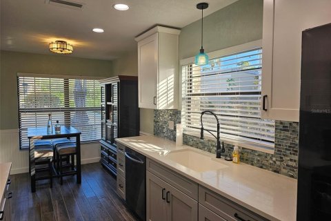 House in Bradenton, Florida 2 bedrooms, 146.14 sq.m. № 2214434 - photo 13