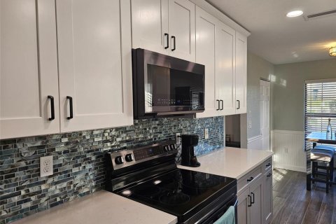 House in Bradenton, Florida 2 bedrooms, 146.14 sq.m. № 2214434 - photo 12