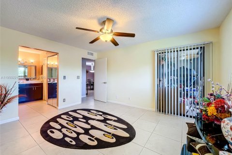 Condo in Delray Beach, Florida, 2 bedrooms  № 2007150 - photo 22