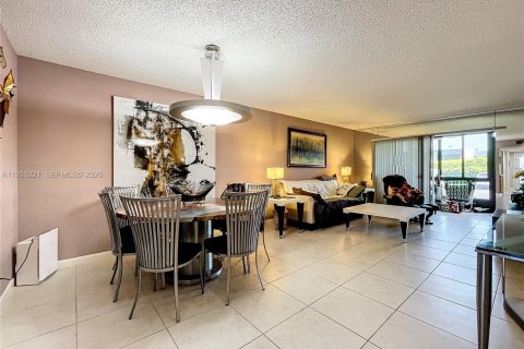 Condo in Delray Beach, Florida, 2 bedrooms  № 2007150 - photo 23