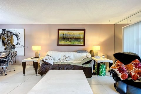 Condo in Delray Beach, Florida, 2 bedrooms  № 2007150 - photo 11