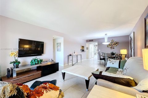 Condo in Delray Beach, Florida, 2 bedrooms  № 2007150 - photo 10