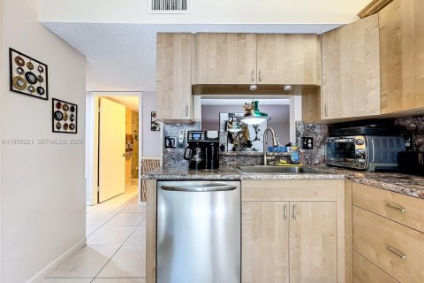 Condo in Delray Beach, Florida, 2 bedrooms  № 2007150 - photo 15