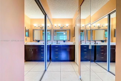 Condo in Delray Beach, Florida, 2 bedrooms  № 2007150 - photo 21