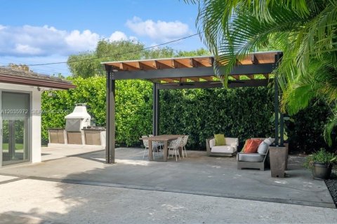 House in Miami, Florida 4 bedrooms, 227.8 sq.m. № 2088207 - photo 26