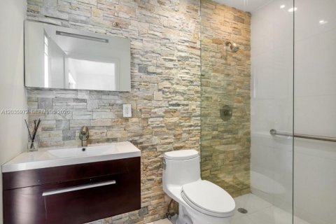 House in Miami, Florida 4 bedrooms, 227.8 sq.m. № 2088207 - photo 17