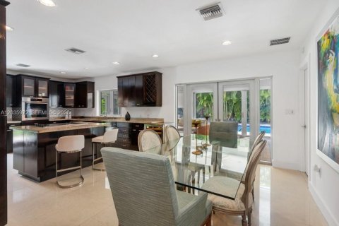 House in Miami, Florida 4 bedrooms, 227.8 sq.m. № 2088207 - photo 8