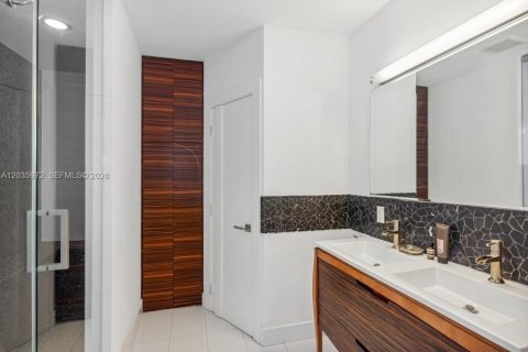House in Miami, Florida 4 bedrooms, 227.8 sq.m. № 2088207 - photo 13