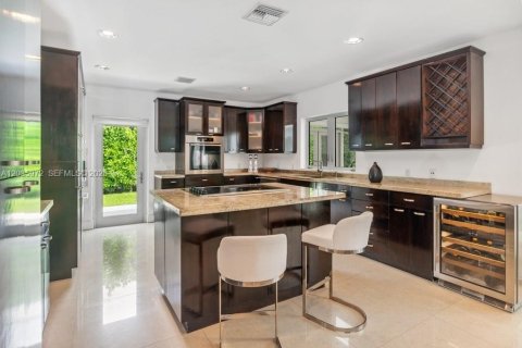 House in Miami, Florida 4 bedrooms, 227.8 sq.m. № 2088207 - photo 7