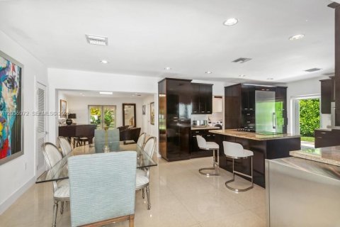 House in Miami, Florida 4 bedrooms, 227.8 sq.m. № 2088207 - photo 4
