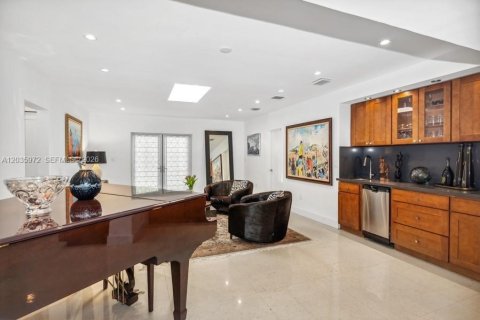 House in Miami, Florida 4 bedrooms, 227.8 sq.m. № 2088207 - photo 5