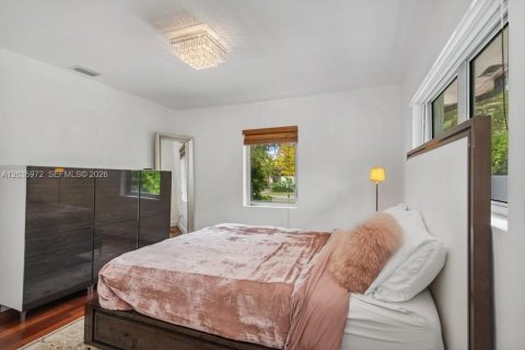 House in Miami, Florida 4 bedrooms, 227.8 sq.m. № 2088207 - photo 16