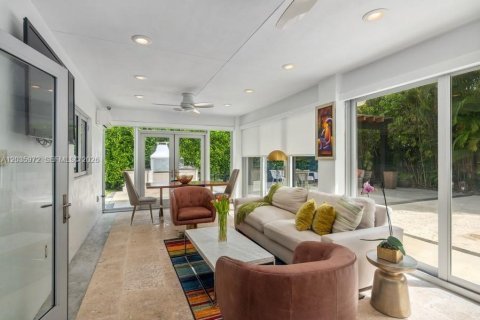 House in Miami, Florida 4 bedrooms, 227.8 sq.m. № 2088207 - photo 9