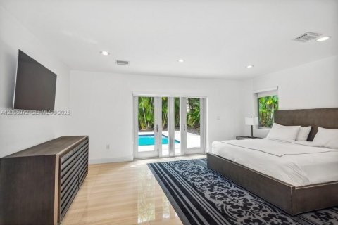 House in Miami, Florida 4 bedrooms, 227.8 sq.m. № 2088207 - photo 12
