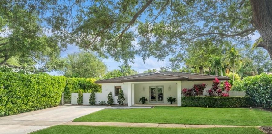 House in Miami, Florida 4 bedrooms, 227.8 sq.m. № 2088207