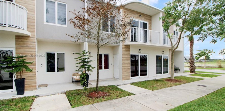 Adosado en Homestead, Florida 4 dormitorios, 129.88 m2 № 2016182