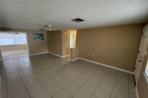 Casa en alquiler en Holiday, Florida, 2 dormitorios, 102.19 m2 № 2116452 - foto 9