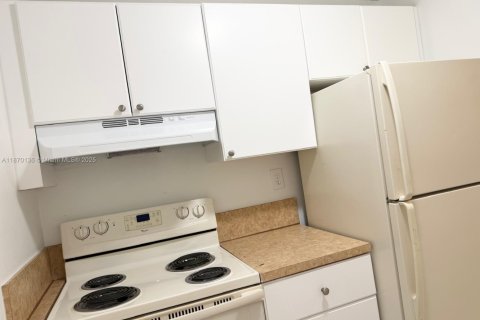 Condo in Miami, Florida, 2 bedrooms  № 1920036 - photo 10