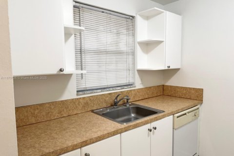 Condo in Miami, Florida, 2 bedrooms  № 1920036 - photo 2