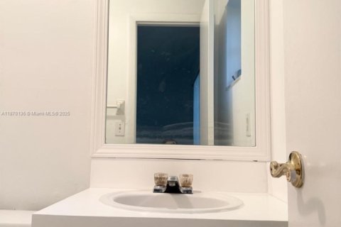 Condo in Miami, Florida, 2 bedrooms  № 1920036 - photo 14