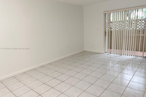 Condo in Miami, Florida, 2 bedrooms  № 1920036 - photo 1