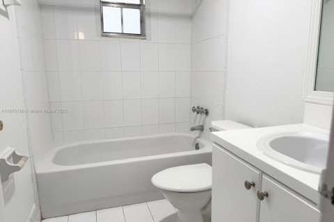 Condo in Miami, Florida, 2 bedrooms  № 1920036 - photo 13