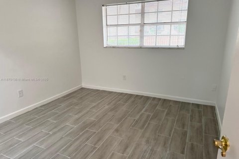 Condo in Miami, Florida, 2 bedrooms  № 1920036 - photo 4